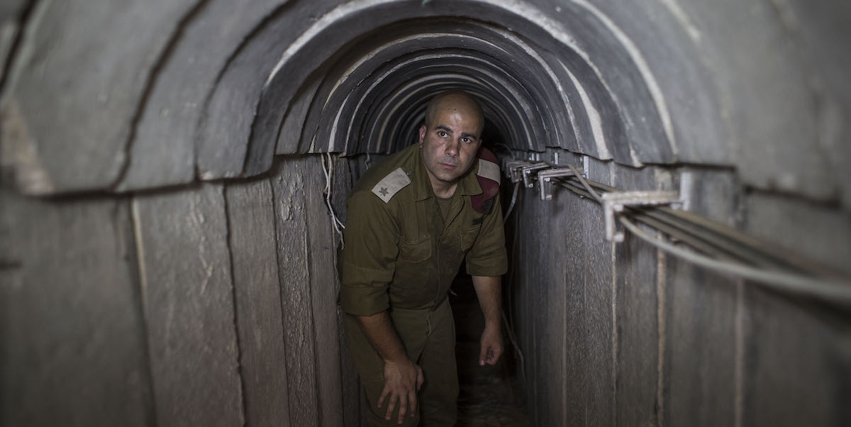 Un soldato israeliano all'interno di un tunnel costruito da Hamas, nel 2014 (Ilia Yefimovich/Getty Images)