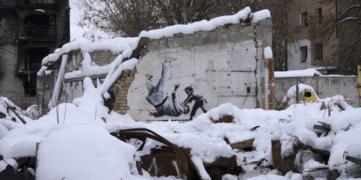 Un'opera di Banksy su un muro bombardato dall'esercito russo nella città di Borodyanka in Ucraina, vicino a Kiev (AP Photo/Efrem Lukatsky)