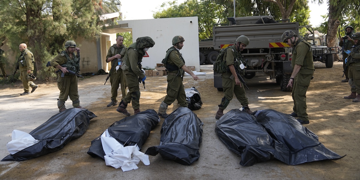 Soldati israeliani nel kibbutz di Kfar Azza (AP Photo/Ohad Zwigenberg)
