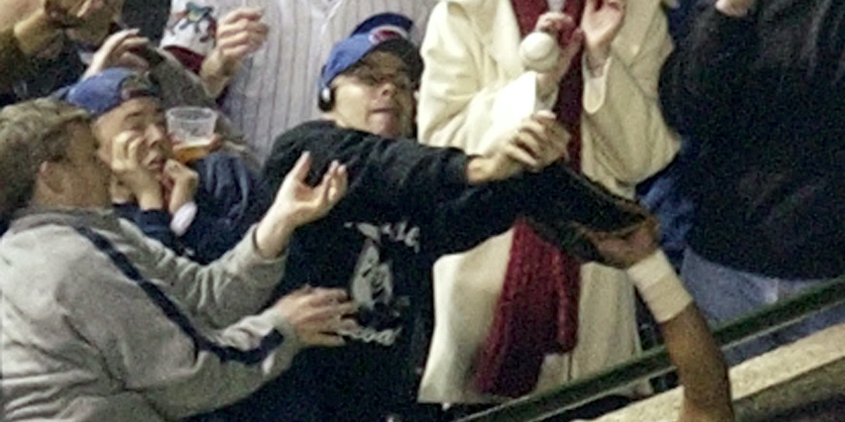 Steve Bartman il 14 ottobre del 2003 durante Chicago Cubs-Florida Marlins (AP Photo/Amy Sancetta, File)