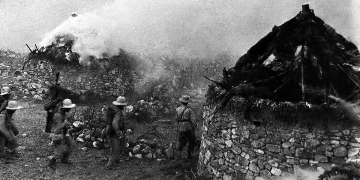 Soldati italiani durante l'attacco a un villaggio dell'Amba Aradam, in Etiopia, nel 1936 (AP Photo)
