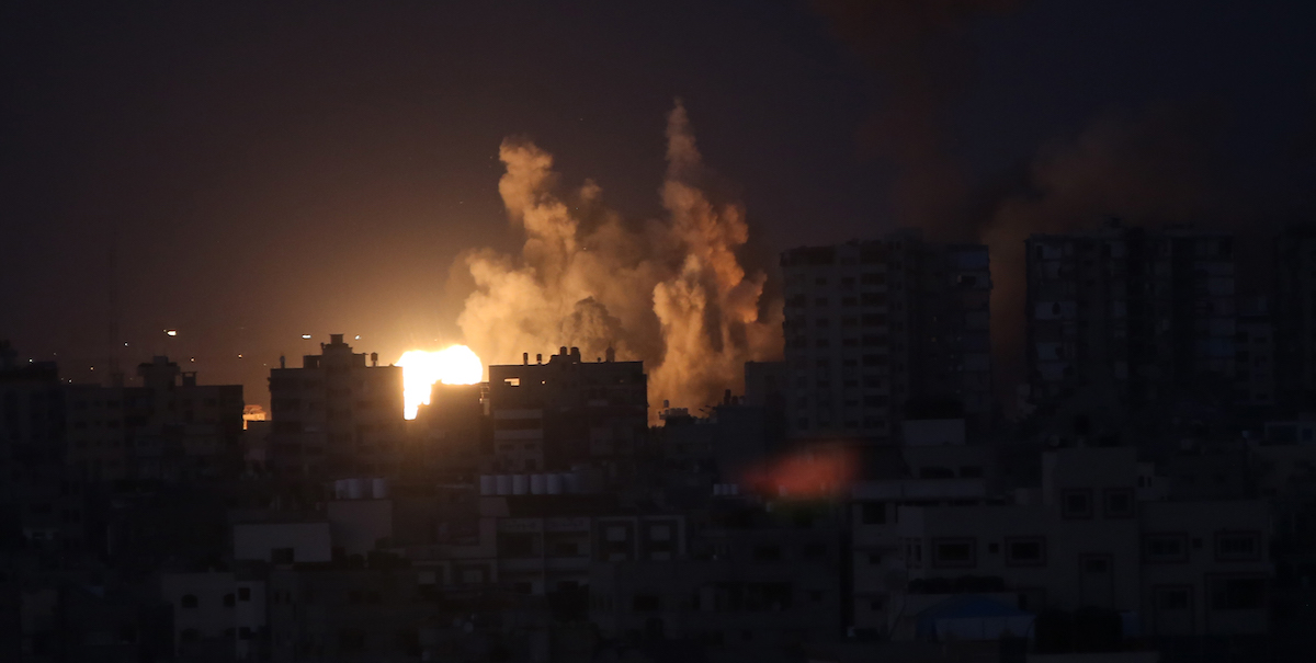 Un bombardamento israeliano su Gaza nella notte (Ahmad Hasaballah/Getty Images)