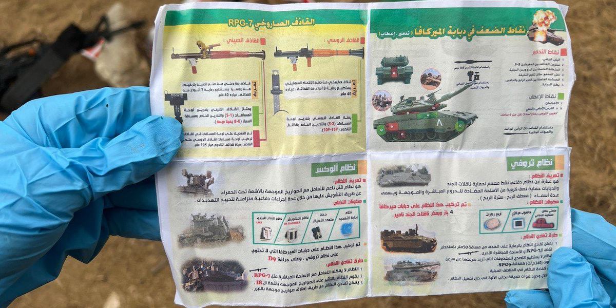 Un documento trovato sul corpo di un miliziano di Hamas indica le caratteristiche delle armi dell'esercito israeliano (Telegram, South First Responders)