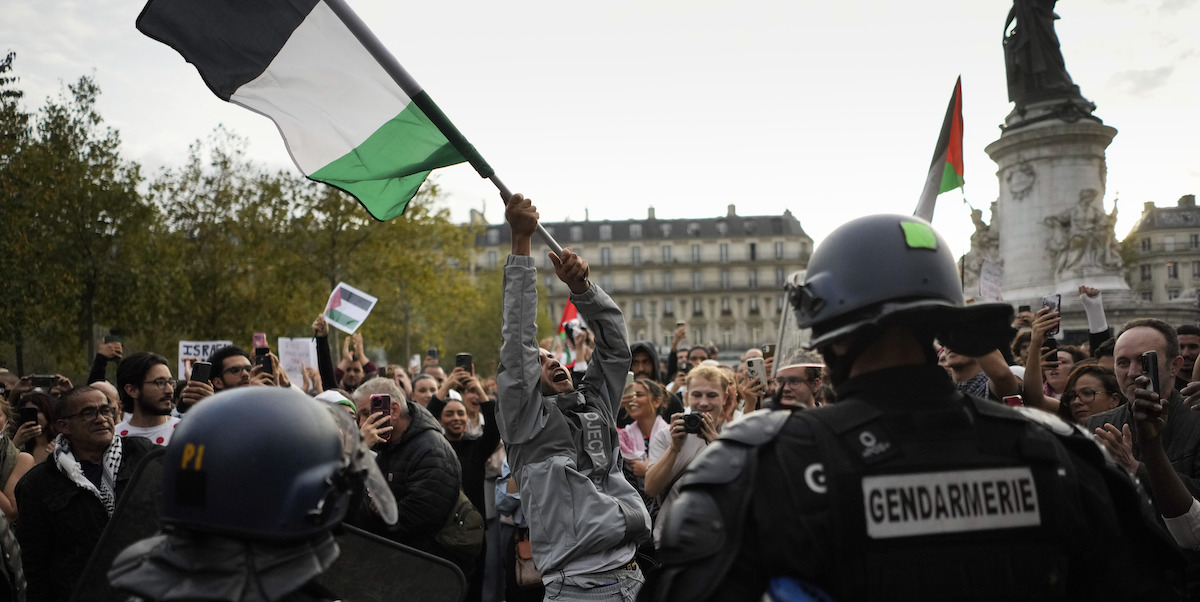 Un manifestante con una bandiera della Palestina a Parigi, giovedì 12 ottobre