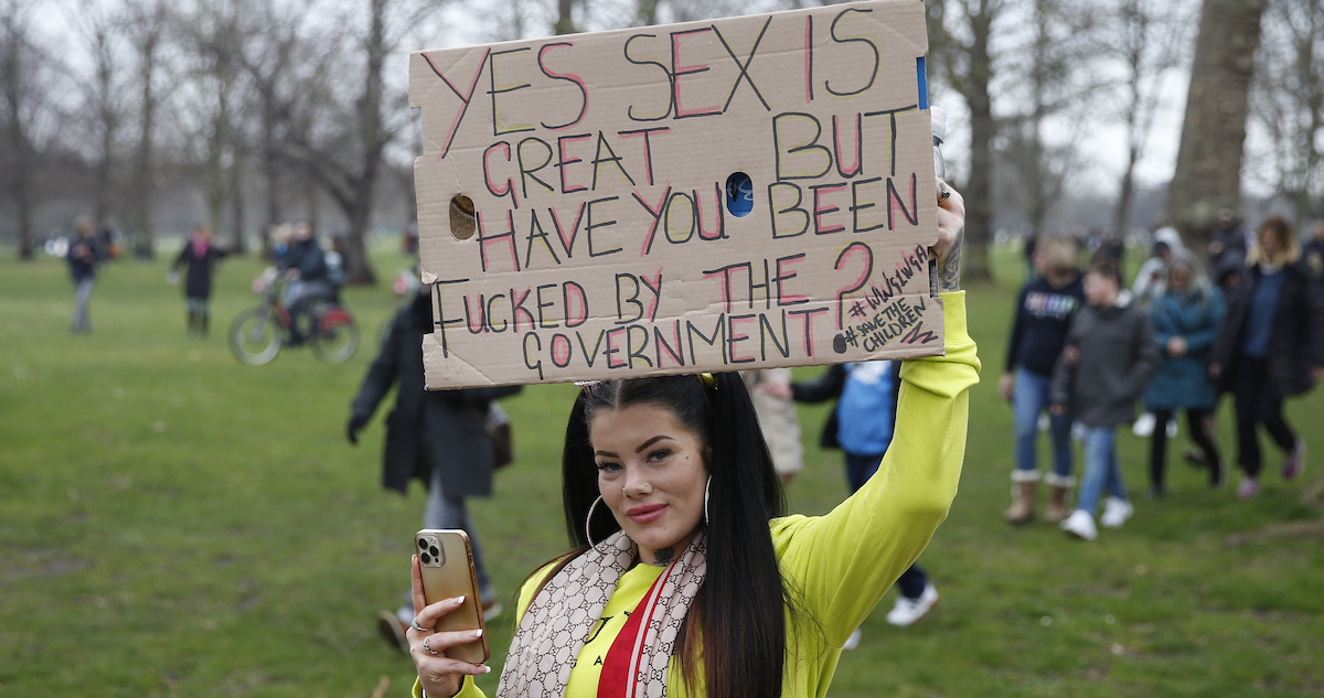 Una manifestante al World Wide Rally For Freedom, un raduno mondiale contro le misure decise per contenere l'epidemia di covid-19 e il vaccino. Londra, 20 marzo 2021 (Hollie Adams/Getty Images)