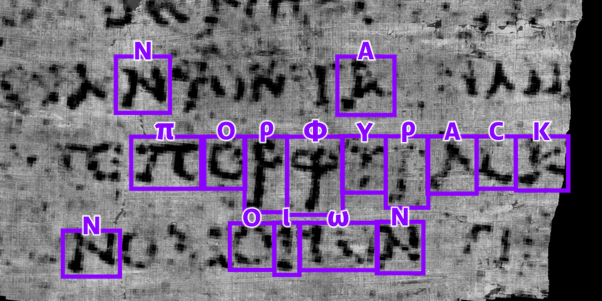 Le lettere greche riconosciute in uno dei papiri carbonizzati di Ercolano: quelle al centro formano la parola πορϕυρας, "porpora" (Vesuvius Challenge)