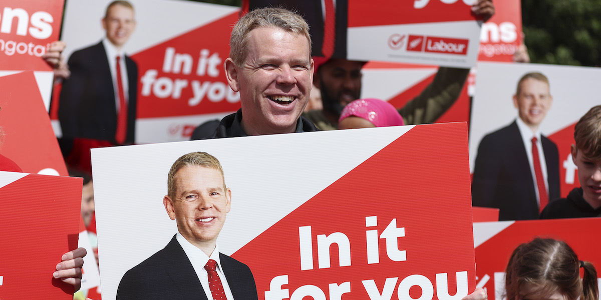Il primo ministro neozelandese Chris Hipkins durante un evento elettorale a Wellington, lo scorso 6 ottobre