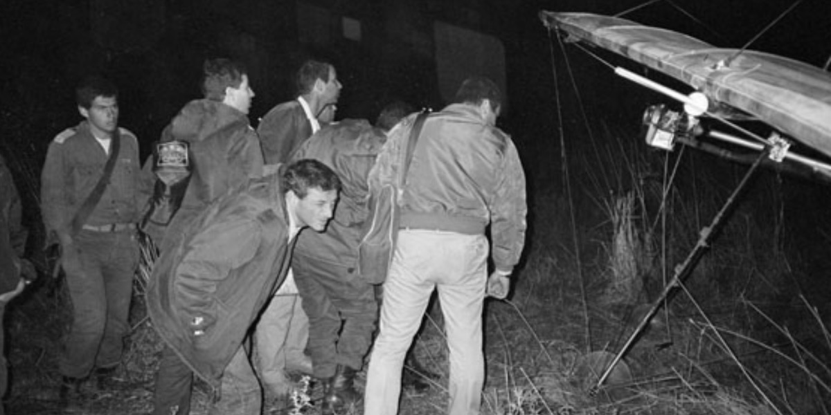 Militari israeliani analizzano il deltaplano usato nell'attacco del 1987 (Ofer Arbiv/Israel Defense Forces)