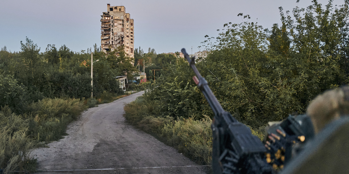 Un edificio di Avdiivka, in Ucraina, il 18 agosto 2023 (AP Photo/Libkos)