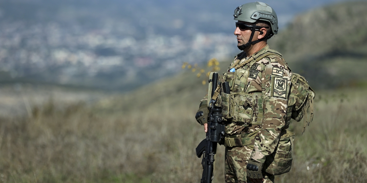 Un soldato azero vicino a Khankendi, in Azerbaijan, 
il 3 ottobre 2023 (AP Photo/Aziz Karimov)