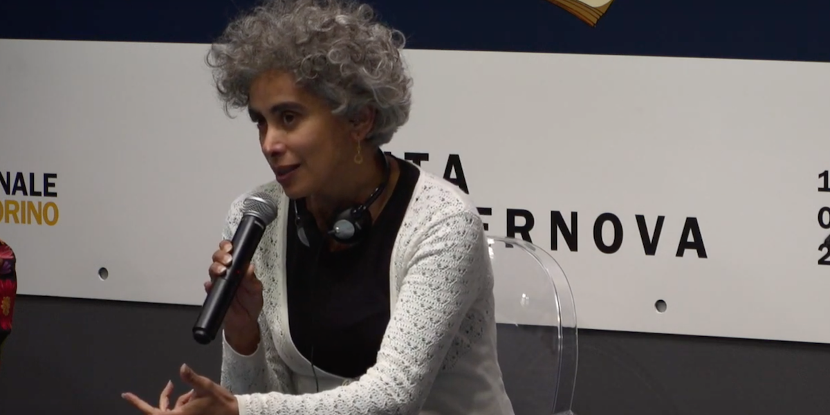 La scrittrice palestinese Adania Shibli durante un evento del Salone del Libro di Torino del 2021 (Canale YouTube della Fondazione Merz)