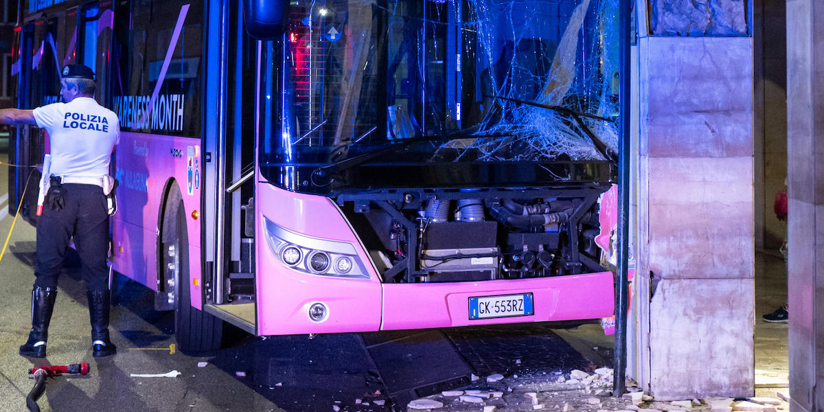 L'autobus della società di trasporti La Linea che è stato coinvolto in un incidente a Mestre la sera del 14 ottobre 2023 (ANSA/STRINGER)