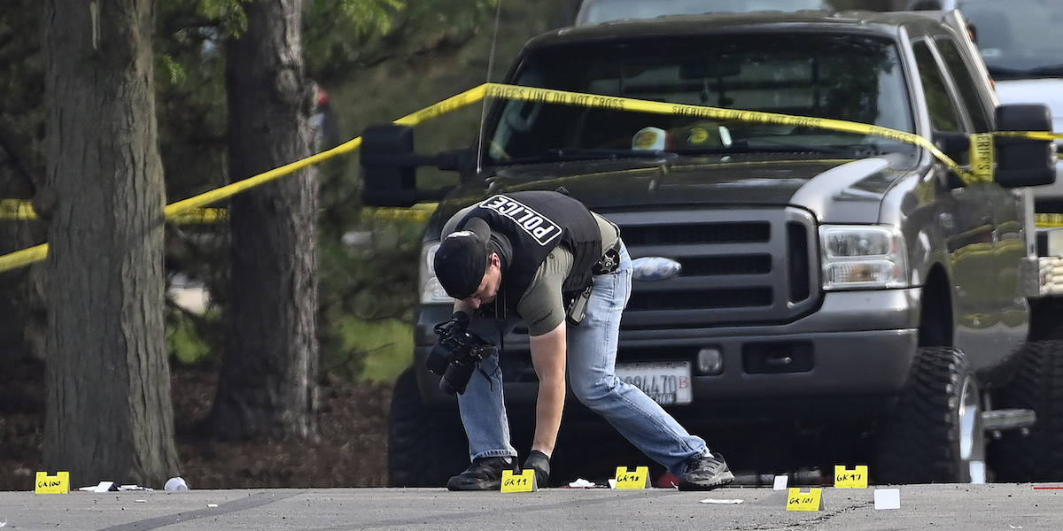 Un poliziotto a Willowbrook, nell'Illinois, dopo una sparatoria, a giugno del 2023 (AP Photo/Matt Marton, File)