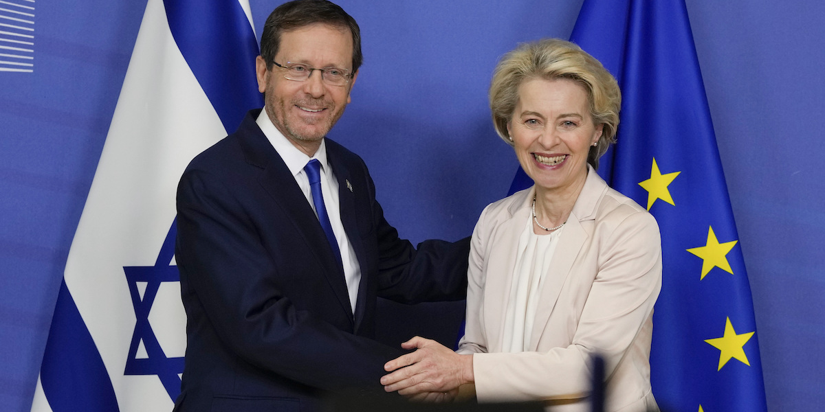La presidente della Commissione europea Ursula von der Leyen e il presidente israeliano Isaac Herzog a Bruxelles, nel gennaio del 2023 (AP Photo/Virginia Mayo)