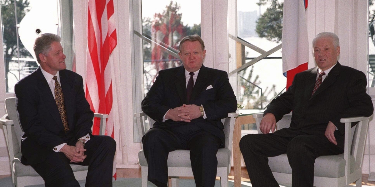 Martti Ahtisaari, al centro, con Bill Clinton e Boris Yeltsin a Helsinki, nel 1997 (AP Photo/Alexander Zemlianichenko, File)