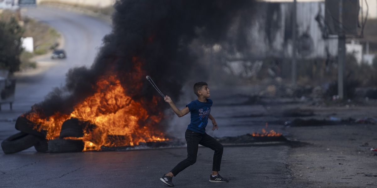 Scontri tra abitanti palestinesi e soldati israeliani a seguito di una manifestazione di sostegno per la Striscia di Gaza nella città di Ramallah, in Cisgiordania (AP Photo/Nasser Nasser)