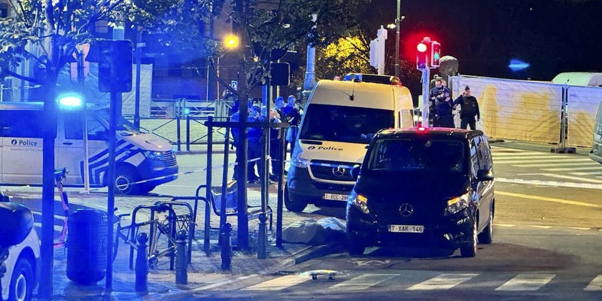 La polizia nella zona della sparatoria (AP Photo/Sylvain Plazy)