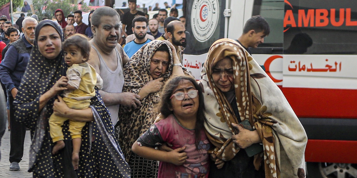 Palestinesi feriti davanti all'ospedale di al-Shifa (AP Photo/Abed Khaled)