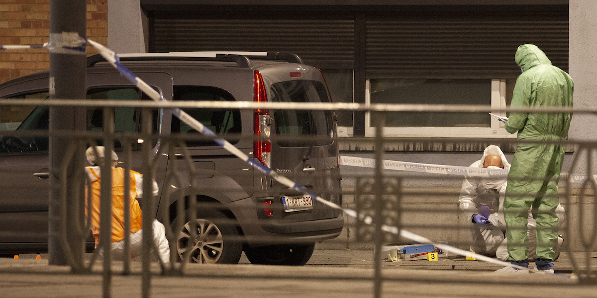 La polizia al lavoro nel punto in cui l'attentatore ha ucciso due tifosi svedesi a Bruxelles (AP Photo/Nicolas Landemard)