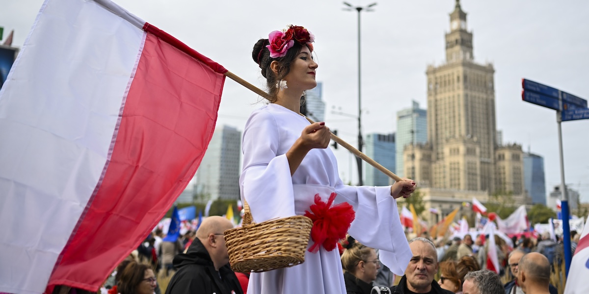 Una manifestazione delle opposizioni prima del voto (AP Photo/Rafal Oleksiewicz)