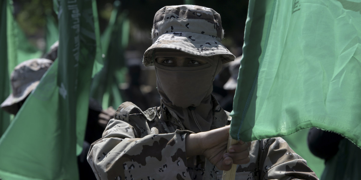 Un membro della brigata Izz ad Din al Qassam durante una manifestazione nella città di Gaza nel 2017 (AP Photo/Adel Hana)