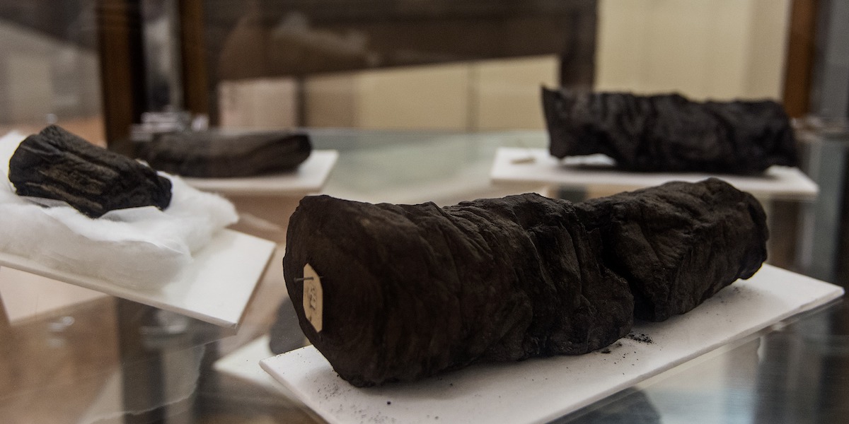 Alcuni dei papiri carbonizzati di Ercolano fotografati nel 2015 alla Biblioteca Nazionale di Napoli (AP Photo/Salvatore Laporta)
