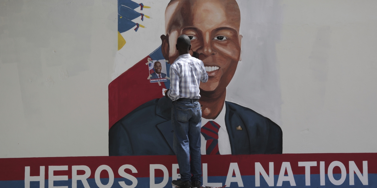 Un murale dedicato a Jovenel Moïse vicino al palazzo presidenziale dove fu ucciso, a Port-au-Prince (AP Photo/Odelyn Joseph)