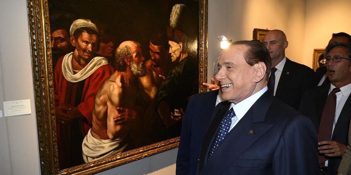 Berlusconi in visita alla mostra di antiquariato di piazza Venezia a Roma, nel 2014 (Daniele Leone/LaPresse)