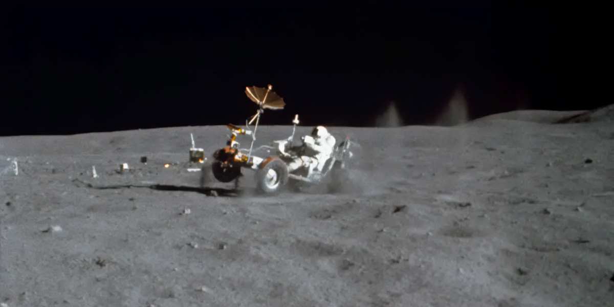 L'astronauta John W. Young sul Lunar Roving Vehicle nel corso della missione Apollo 16 sulla Luna, 21 aprile 1972 (NASA)
