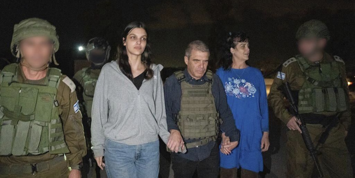 Natalie e Judith Raanan dopo la liberazione (Governo di Israele via AP Photo)