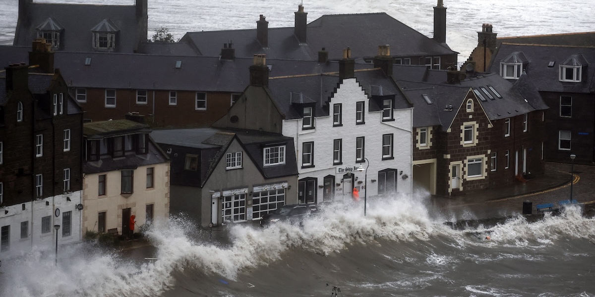 Onde provocate dal forte vento a Stonehaven (Photo by Jeff J Mitchell/Getty Images)