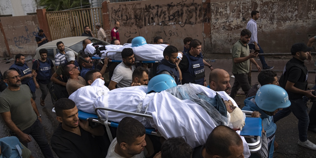 I funerali di due reporter palestinesi uccisi a Gaza (AP Photo/Fatima Shbair)