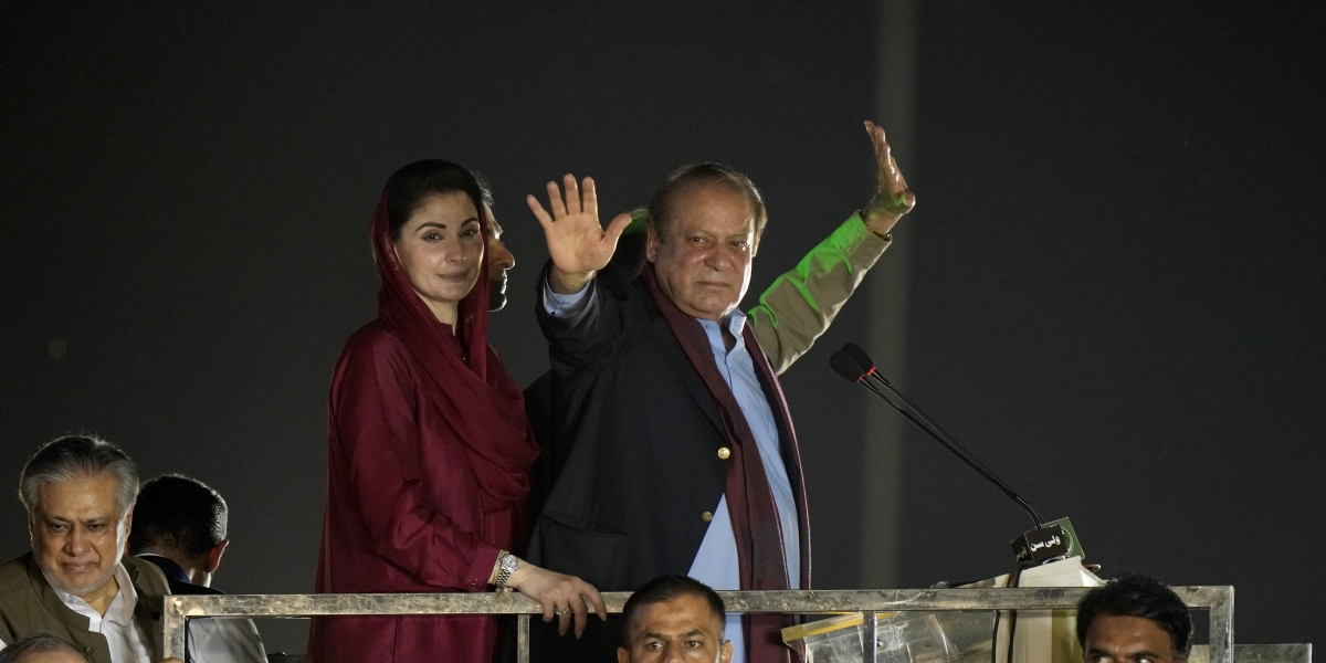 Nawaz Sharif saluta la folla durante un comizio a Lahore, in Pakistan, 21 ottobre 2023 (AP Photo/Anjum Naveed)