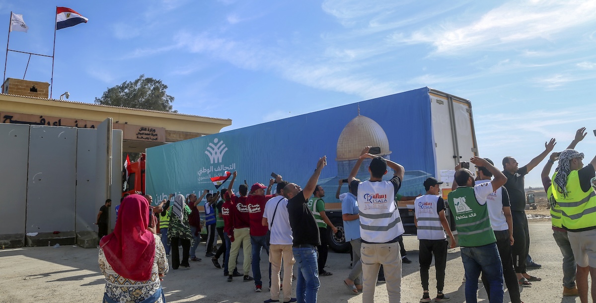  Un camion che trasporta aiuti umanitari per Gaza attraversa il varco di Rafah (AP Photo/Mohammed Asad)
