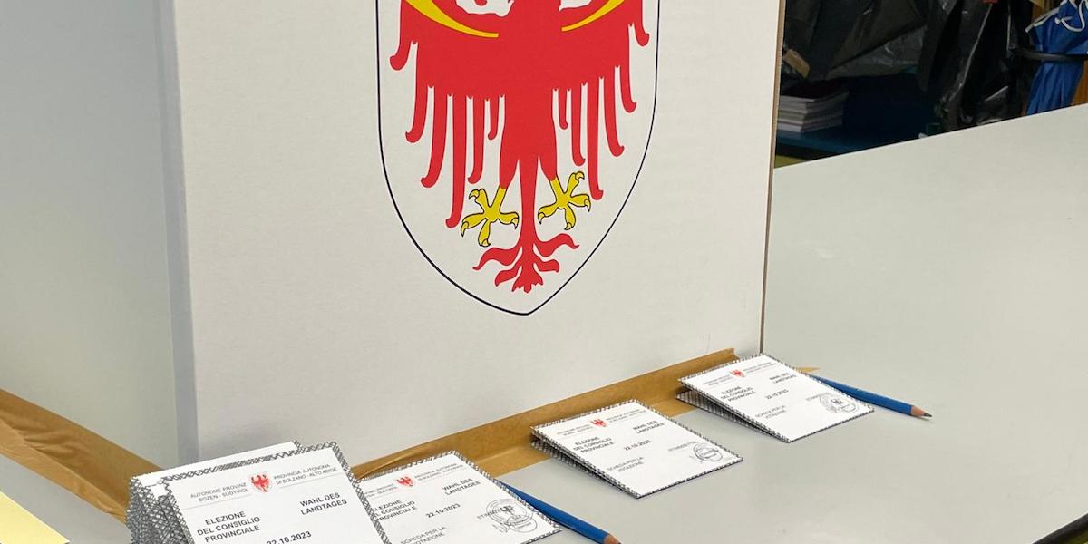 Un'urna per le elezioni in provincia di Bolzano (ANSA)