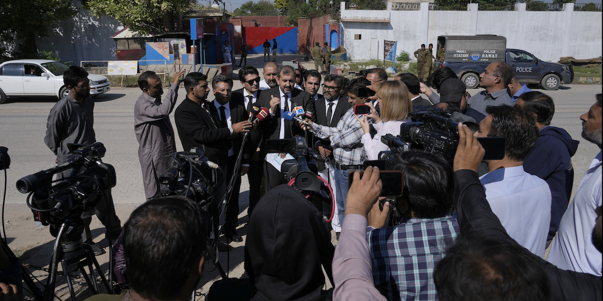 Umair Niazi, un avvocato che rappresenta Imran Khan, parla con i giornalisti dopo un'udienza (AP Photo/Anjum Naveed)