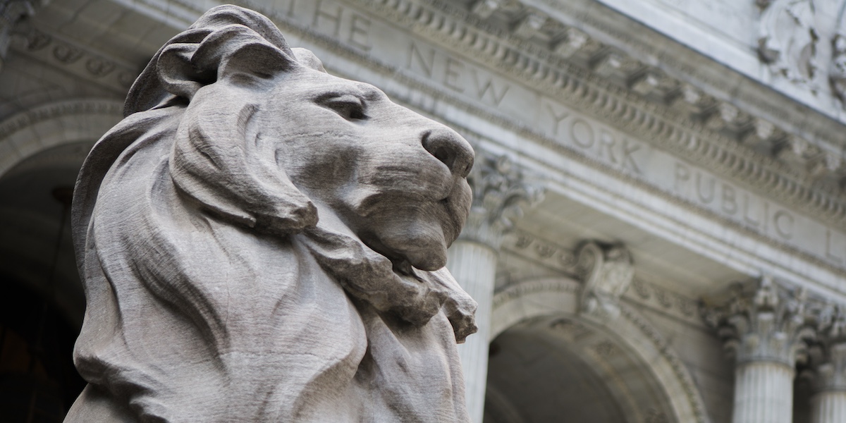 Uno dei due leoni all'entrata della New York Public Library (AP Photo/Michael Noble Jr.)