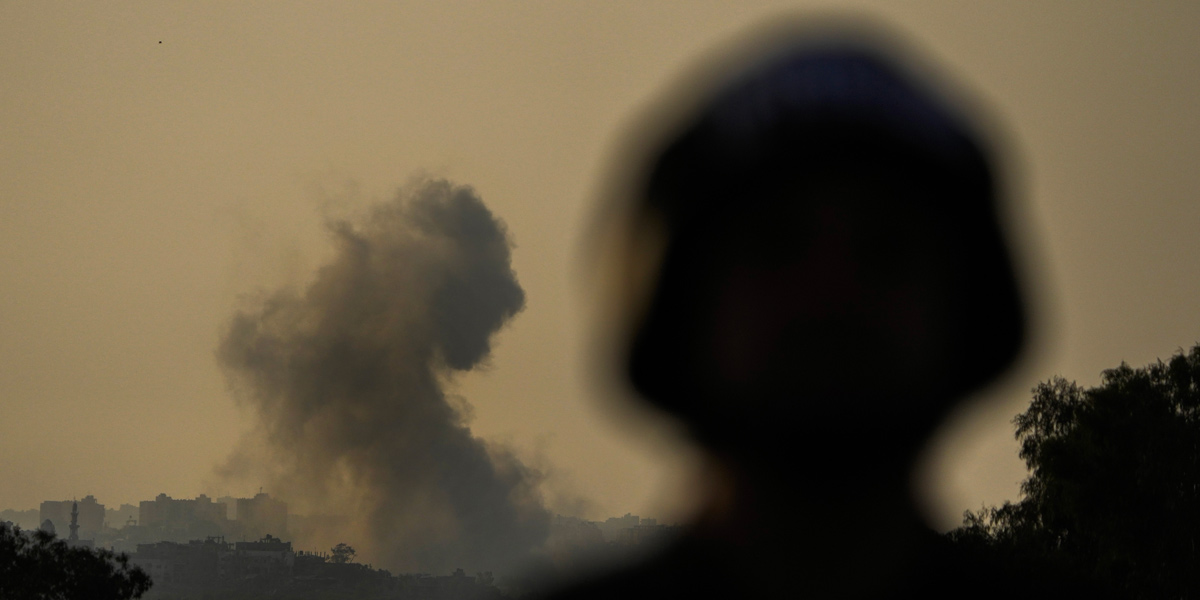 Una colonna di fumo in seguito a un bombardamento israeliano su Gaza (AP Photo/Francisco Seco)