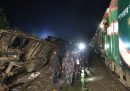 Un treno merci si è scontrato con un treno passeggeri in Bangladesh