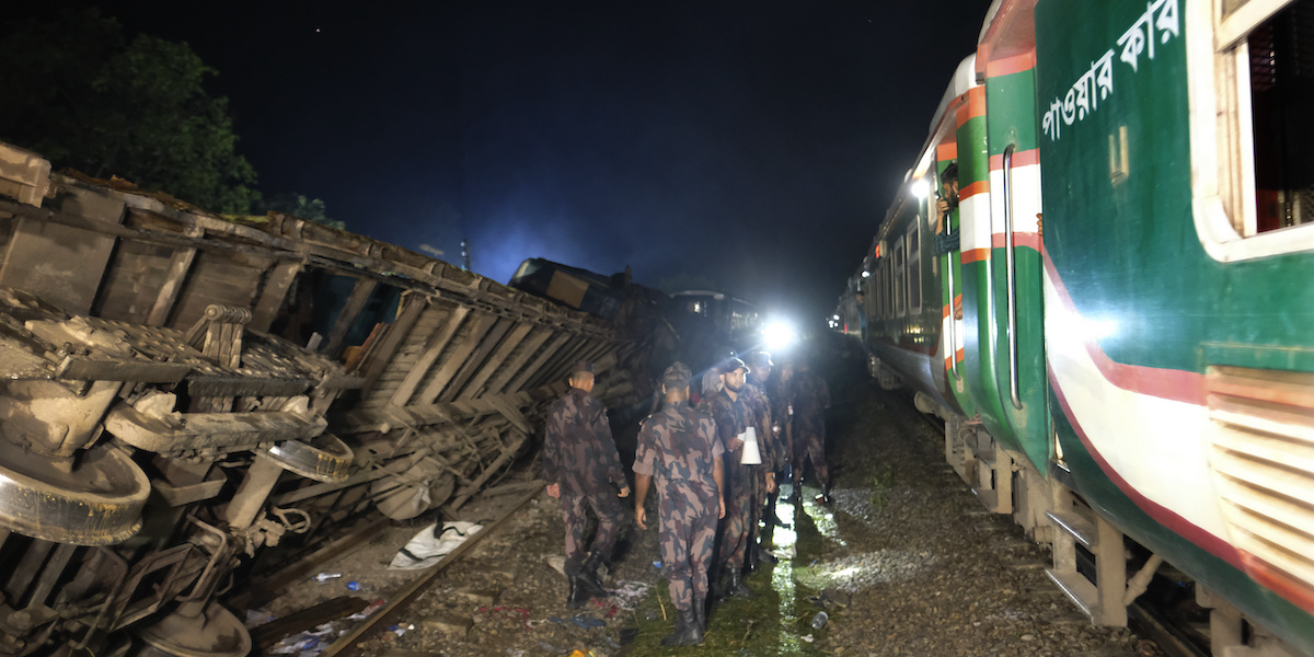 Il sito dell'incidente ferroviario che ha coinvolto un treno passeggeri e un treno merci vicino a Bhairab, in Bangladesh, il 23 ottobre 2023 (AP Photo/Mahmud Hossain Opu)