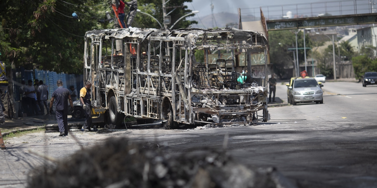Un autobus bruciato a Rio de Janeiro nel 2019 (AP Photo/Silvia Izquierdo)