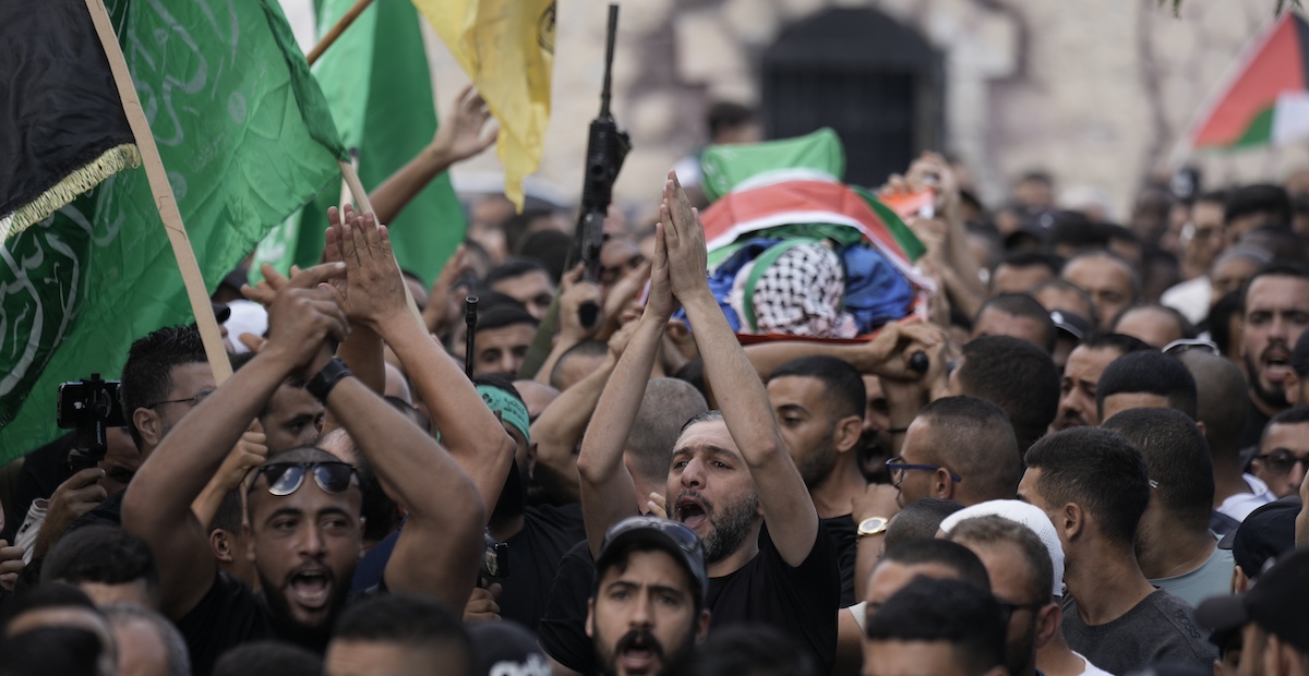 Il funerale di una persona uccisa in Cisgiordania durante un raid dell'esercito israeliano (AP Photo/Majdi Mohammed)
