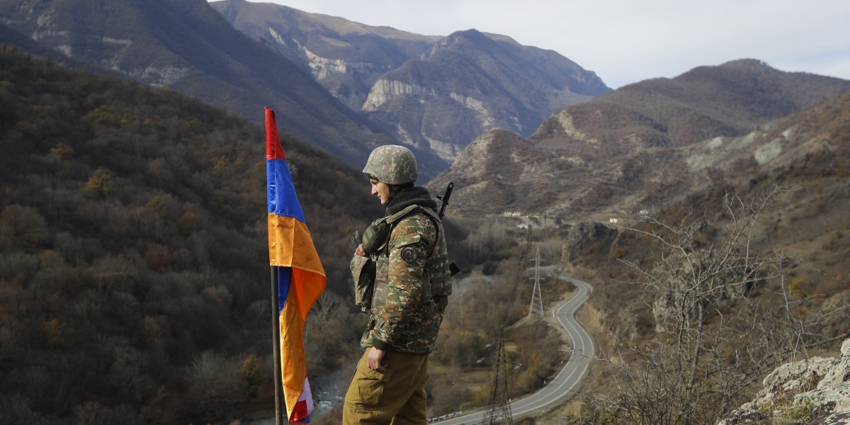 Un soldato armeno dell'ex repubblica separatista del Nagorno Karabakh, nel 2020 (AP Photo/Sergei Grits)