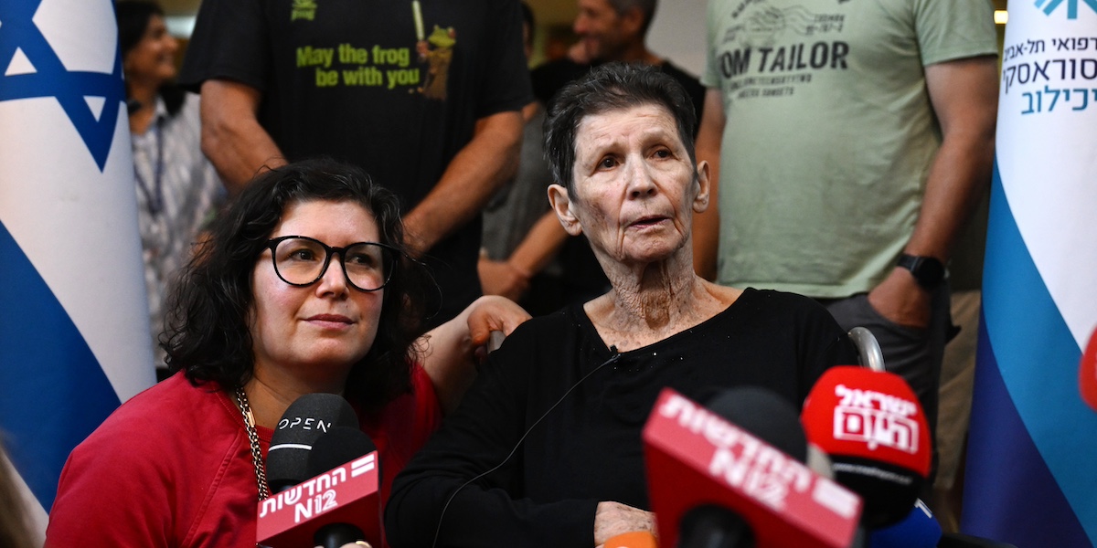 Lifshitz, a destra, durante la conferenza stampa con accanto la figlia, che traduceva quello che diceva in inglese per la stampa internazionale (Alexi J. Rosenfeld/Getty Images)