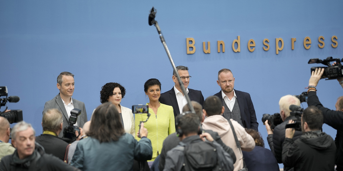 Sahra Wagenknecht alla conferenza stampa in cui è stata annunciata la fondazione del suo nuovo partito (AP Photo/Markus Schreiber)