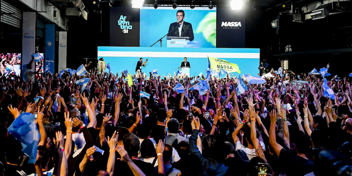 Sergio Massa parla ai suoi sostenitori dopo la pubblicazione dei risultati delle elezioni domenica sera (Photo by Marcelo Endelli/Getty Images)