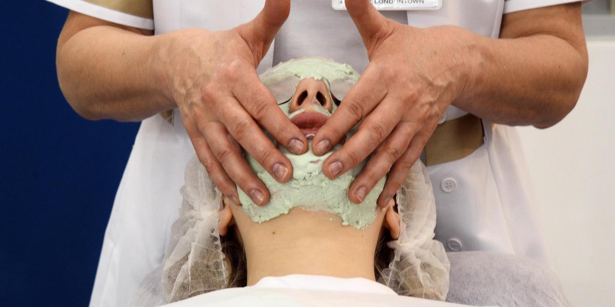 Un trattamento per il viso durante la fiera Cosmoprof di Bologna del 2018 (ANSA/GIORGIO BENVENUTI)
