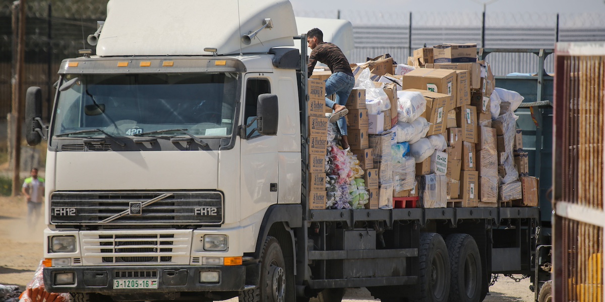 Un camion di aiuti umanitari entra nella Striscia di Gaza dalla frontiera di Rafah, in Egitto, 21 ottobre 2023 (Ahmad Hasaballah / Getty Images)