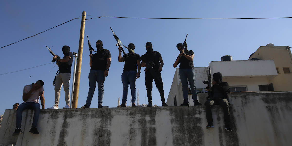 Alcuni uomini armati partecipano a un funerale nella città palestinese di Jenin, in Cisgiordania, 7 agosto 2020 (AP Photo/Majdi Mohammed)