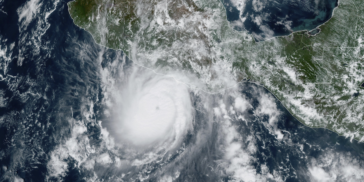 L'uragano Otis in avvicinamento alla costa del Messico dall'oceano Pacifico, il 24 ottobre 2023 (NOAA via AP)